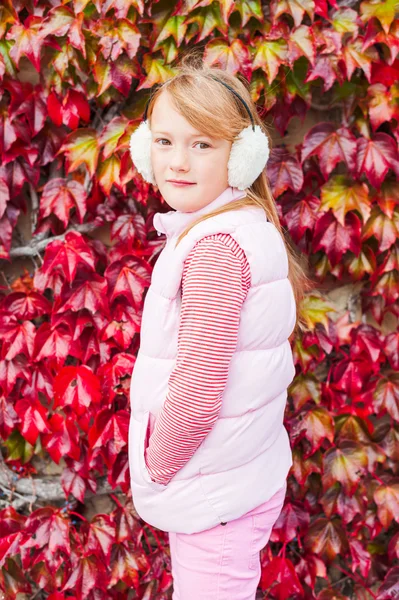 Outdoor Portret van een schattig klein meisje — Stockfoto