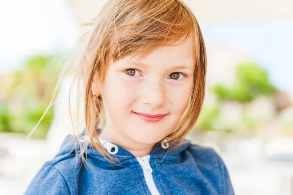 Outdoor Portret van een schattig klein meisje — Stockfoto