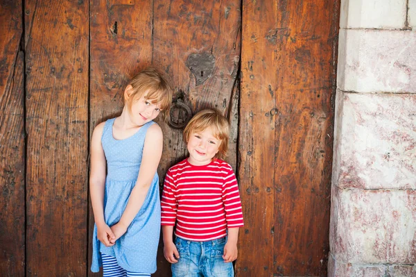 Retrato al aire libre de niños adorables — Foto de Stock