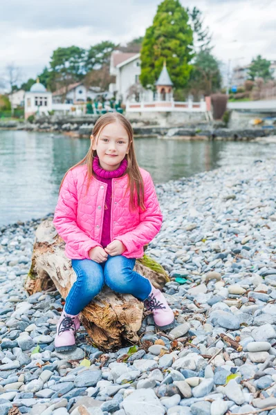 Outdoor portrait of a cute little girl — Stock Photo, Image