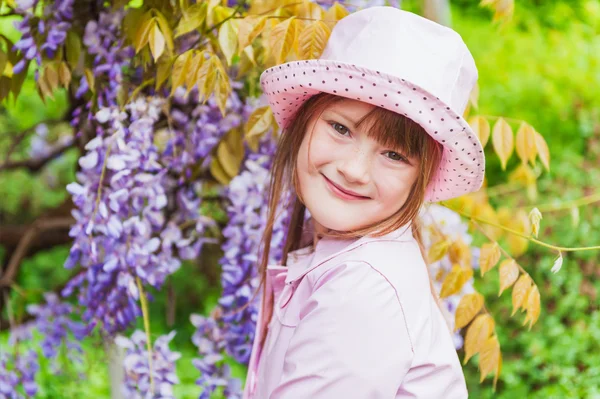 Retrato ao ar livre de uma menina bonito — Fotografia de Stock