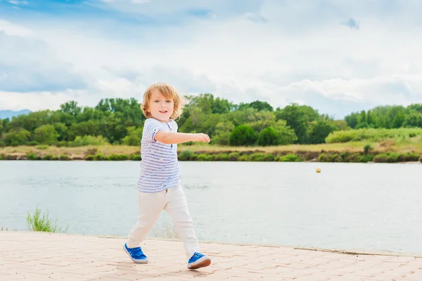 Adorabile bambino divertirsi all'aperto — Foto Stock