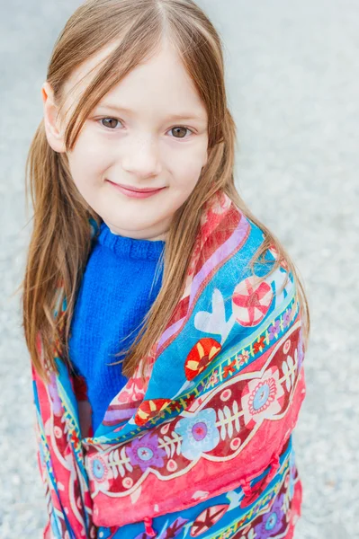 Utomhus porträtt av en söt liten flicka — Stockfoto