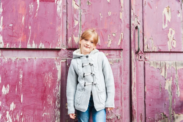 Outdoor Portret van een schattig klein meisje — Stockfoto