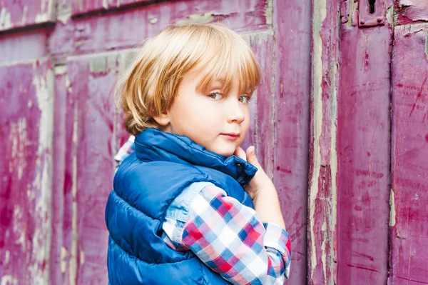 Retrato de niño adorable al aire libre en una calle contra la puerta vieja —  Fotos de Stock