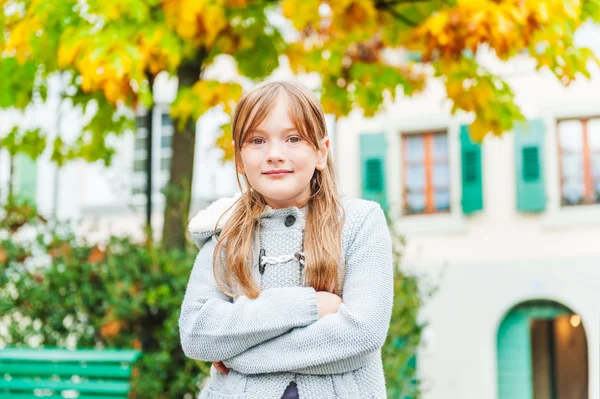 Außenporträt eines süßen kleinen Mädchens — Stockfoto