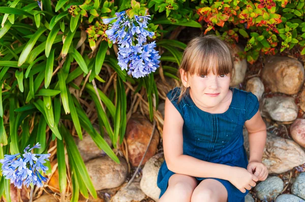 Adorable little girl playing in a garden on a nice warm summer day — Stock Photo, Image