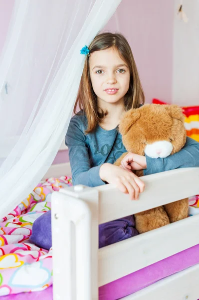 Schattig meisje rusten in haar kamer — Stockfoto