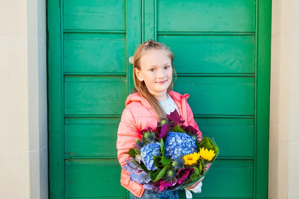 Utomhus porträtt av en söt liten flicka — Stockfoto