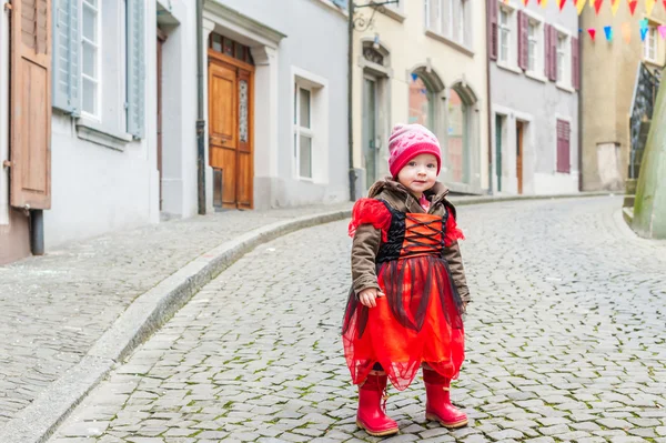 Menina bonito jogando em uma cidade, vestindo traje de princesa — Fotografia de Stock