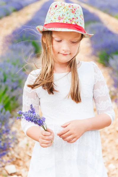 Adorabile bambina che gioca nel campo di lavanda — Foto Stock