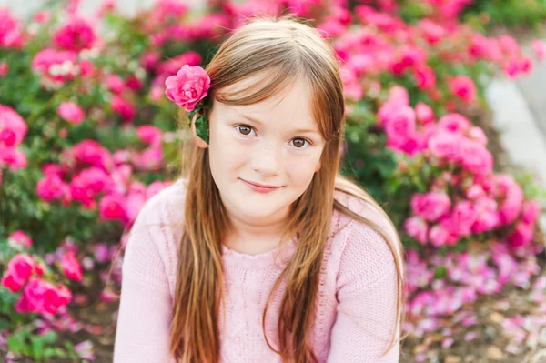 Portret van een schattig klein meisje rusten buitenshuis op een mooie zonnige avond close-up — Stockfoto