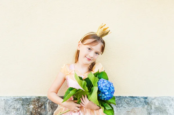 Retrato ao ar livre de uma pequena princesa bonito — Fotografia de Stock