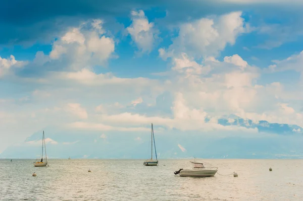 Лодки на озере с красивыми облаками — стоковое фото