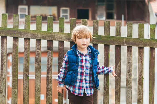 Открытый портрет милого мальчика, который отдыхает в сельской местности — стоковое фото