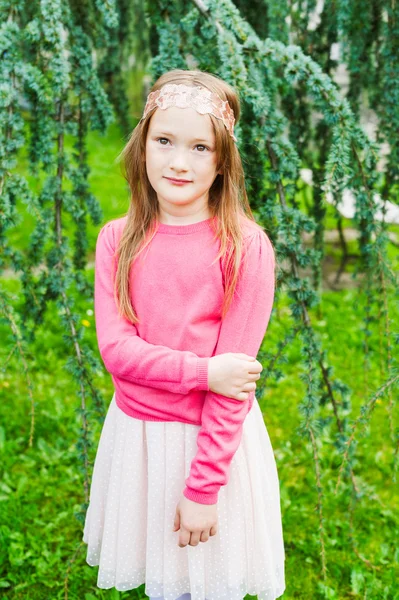 Utomhus porträtt av en söt liten flicka — Stockfoto