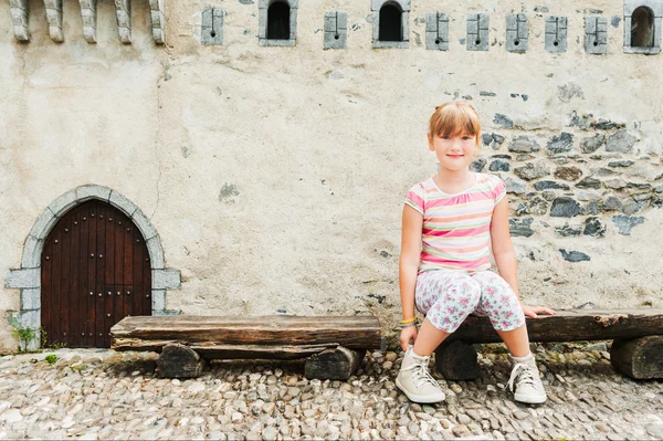 Zewnątrz portret urocza dziewczynka gra w parku w piękny słoneczny dzień — Zdjęcie stockowe