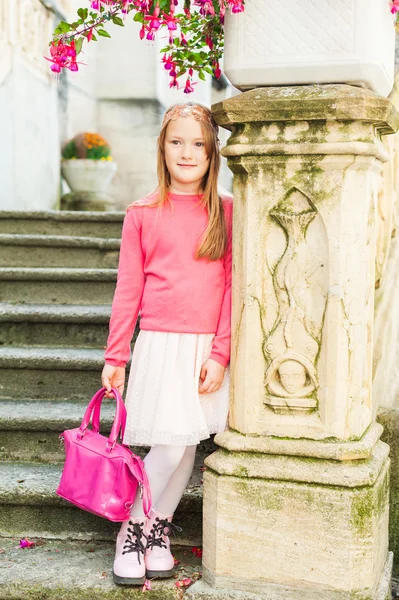 Outdoor Portret van een schattig klein meisje — Stockfoto