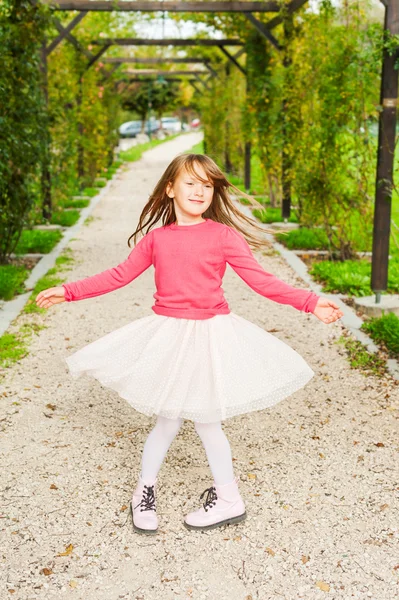 Outdoor portrait of a cute little girl — Stock Photo, Image