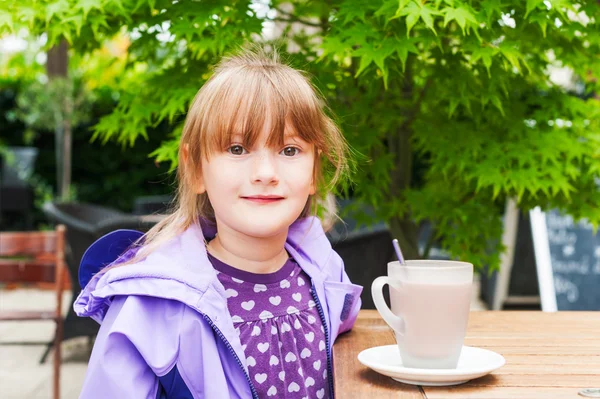 Retrato ao ar livre de uma menina bonito — Fotografia de Stock