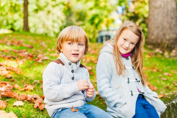 Deux adorables enfants s'amusent à l'extérieur sur une belle journée ensoleillée d'automne — Photo