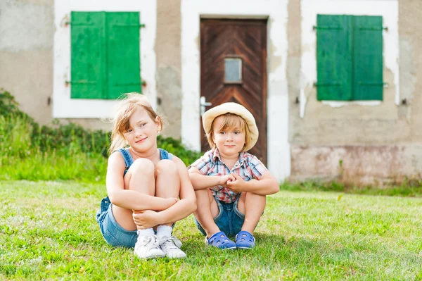 Adorables niños descansando en un campo —  Fotos de Stock