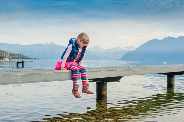 Retrato al aire libre de una linda niña —  Fotos de Stock