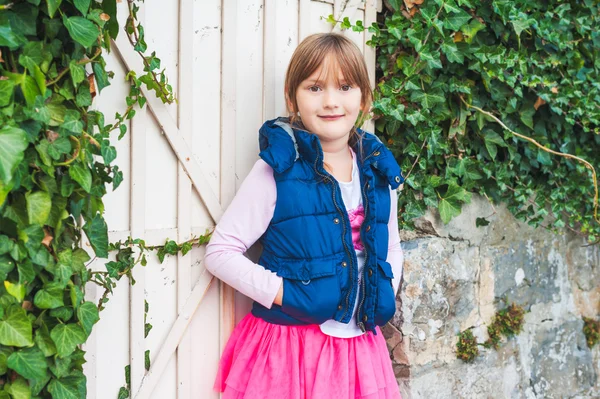 Outdoor Portret van een schattig klein meisje — Stockfoto