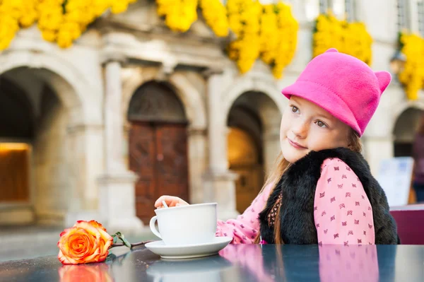 Outdoor Portret van een schattig klein meisje — Stockfoto