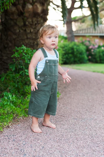 緑のオーバー オールを着て、休暇に愛らしい幼児少年 — ストック写真