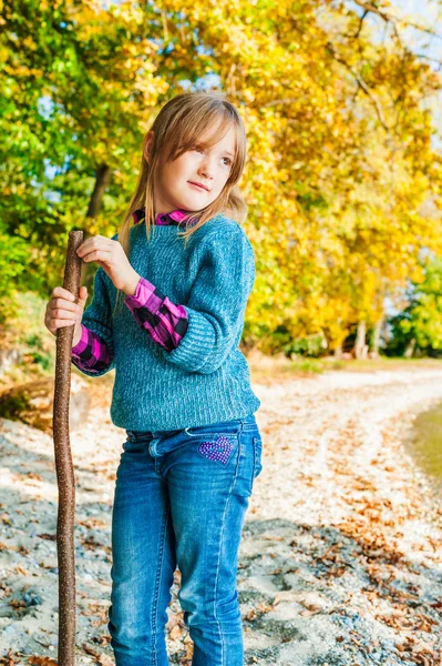 Zewnątrz portret cute dziewczynka — Zdjęcie stockowe