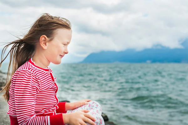 Outdoor portrait of a cute little girl — Stock Photo, Image