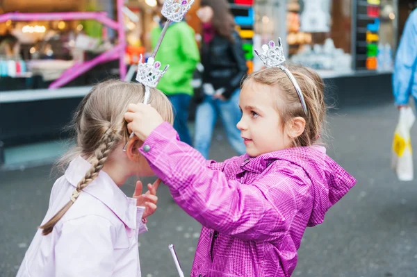 Cute little girls playing princesses in a city — Stock Photo, Image