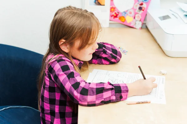 Menina bonito fazendo lição de casa — Fotografia de Stock