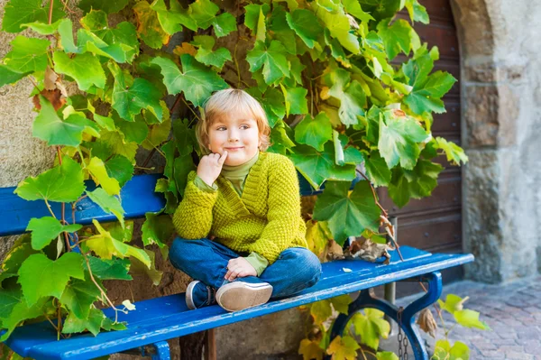 Außenporträt eines entzückenden kleinen Jungen — Stockfoto