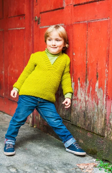 Außenporträt eines entzückenden kleinen Jungen — Stockfoto