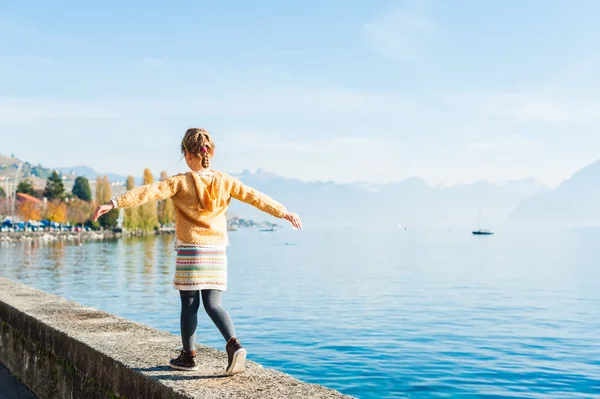 Utomhus porträtt av en söt liten flicka — Stockfoto