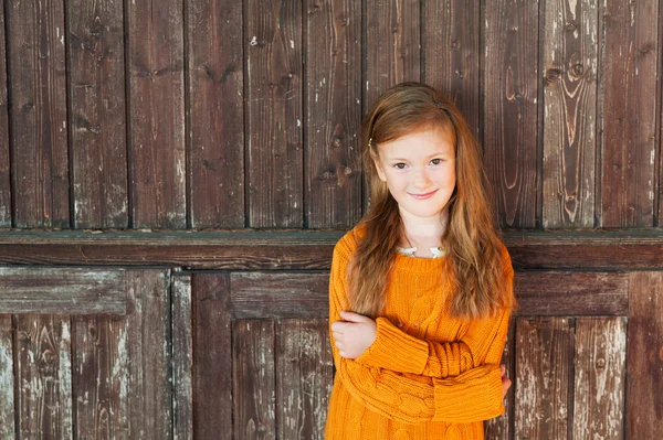 Outdoor Portret van een schattig klein meisje — Stockfoto