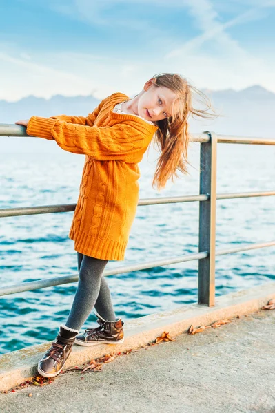 Zewnątrz portret cute dziewczynka — Zdjęcie stockowe