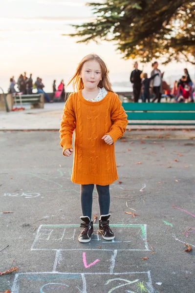 Retrato ao ar livre de uma menina bonito — Fotografia de Stock