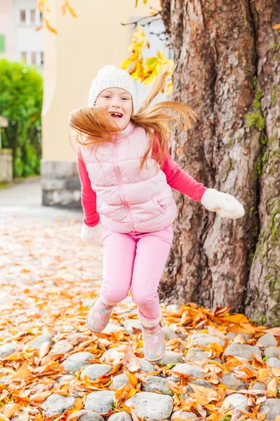 Outdoor portrait of a cute little girl — Stock Photo, Image