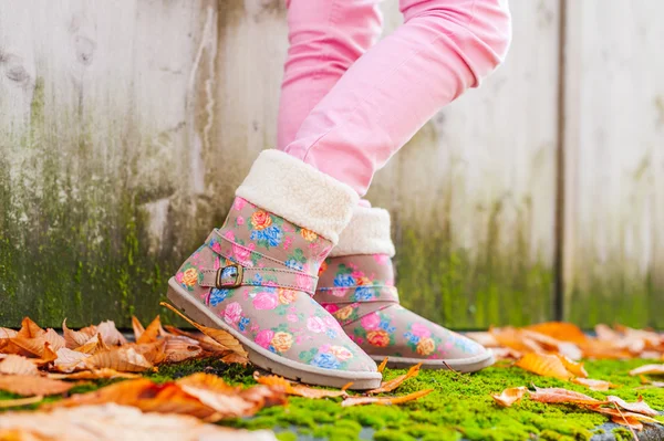 Buty dla dzieci poza z bliska — Zdjęcie stockowe