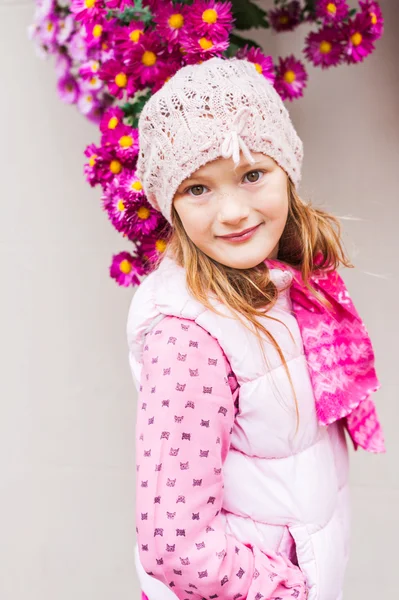 Outdoor Portret van een schattig klein meisje — Stockfoto