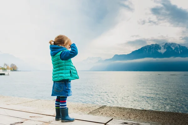 Retrato al aire libre de adorable niña pequeña — Foto de Stock