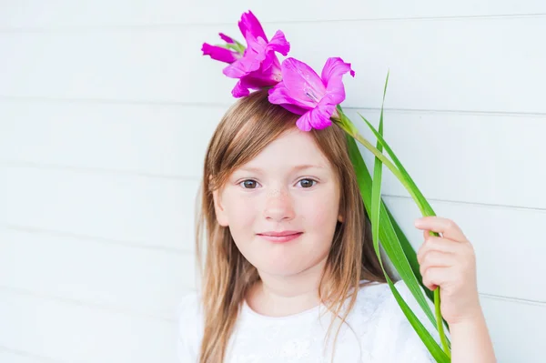 Ritratto all'aperto di una bambina carina — Foto Stock