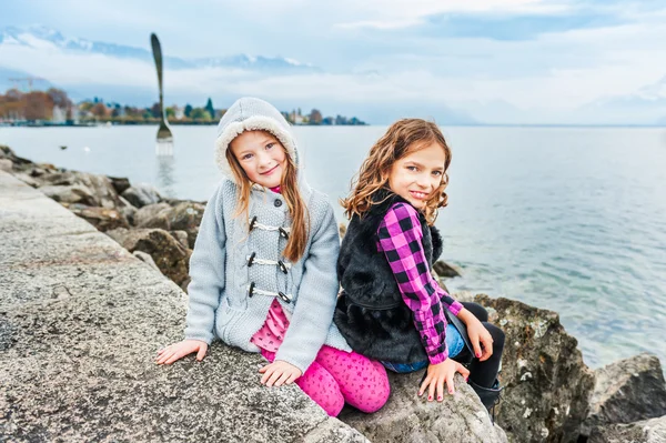 Söta små flickor att ha roligt utomhus — Stockfoto