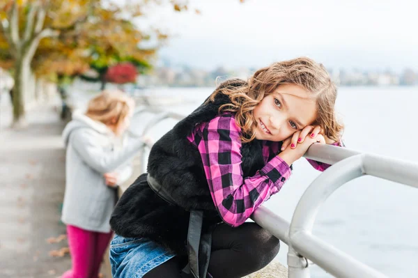 Schattige kleine meisjes plezier buitenshuis — Stockfoto