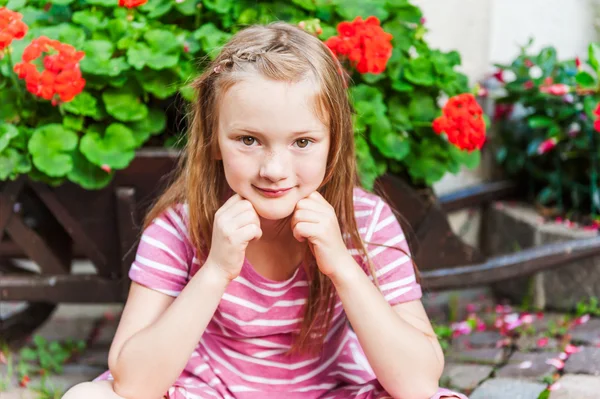 Outdoor portrait of a cute little girl — Stock Photo, Image