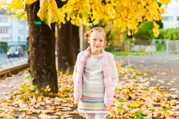 Outdoor Portret van een schattig klein meisje — Stockfoto