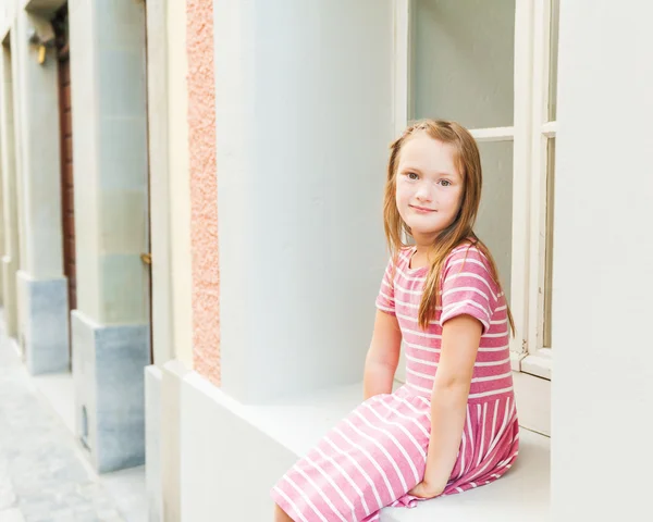 Ritratto all'aperto di una bambina carina — Foto Stock